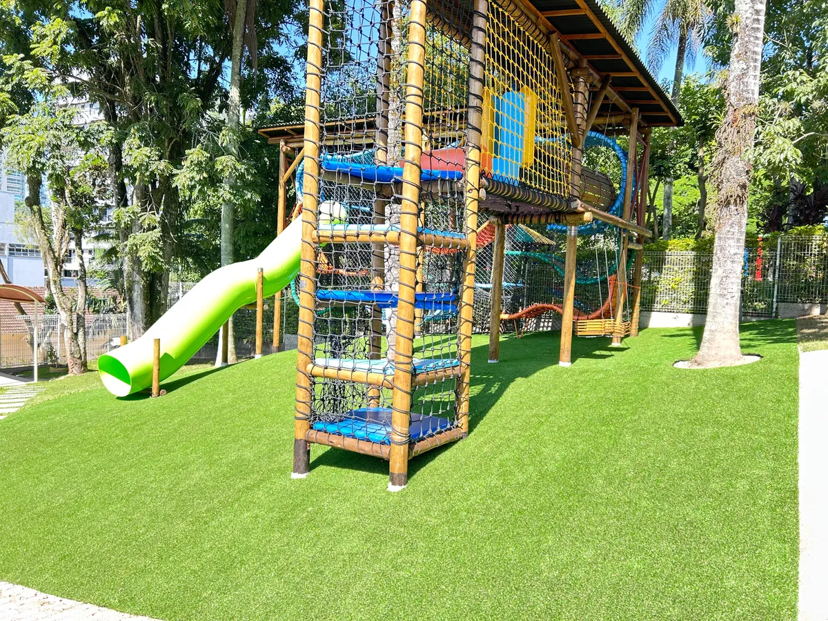 Playground com grama sintética instalado pela Decor Gramas — Colégio Consul, Brusque SC