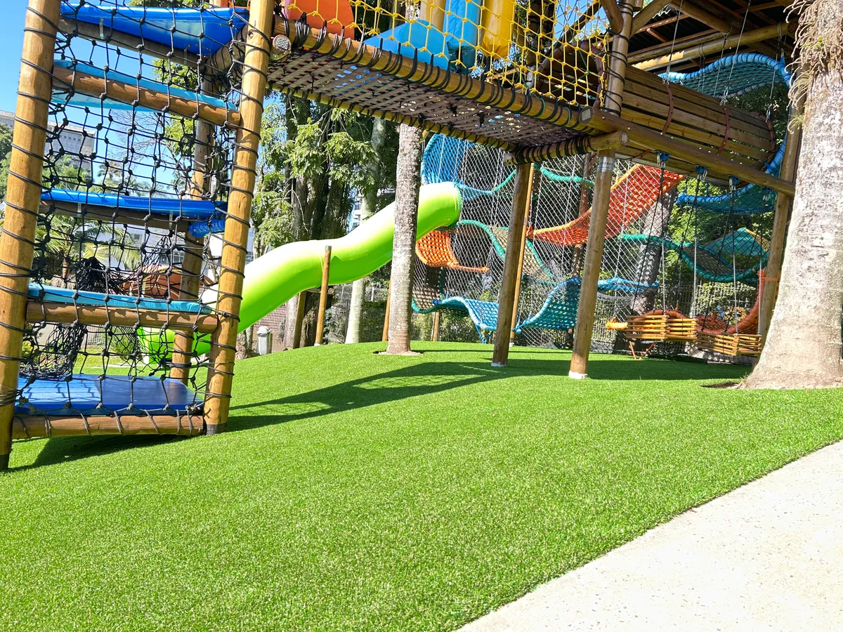 Instalação de grama sintética em área interna de playground comercial — Decor Gramas