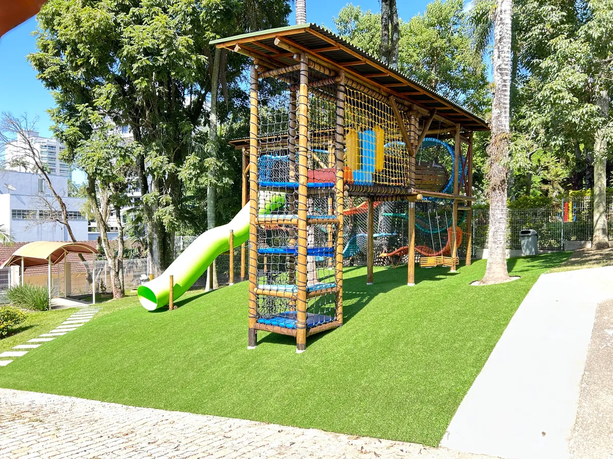 Acabamento premium de grama sintética com desnível — Decor Gramas Brusque SC