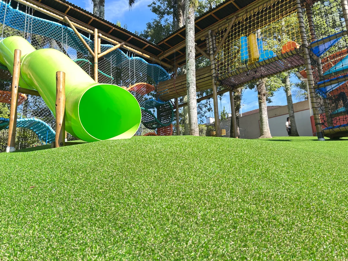 Detalhe da instalação de grama sintética no Colégio Cônsul em Brusque