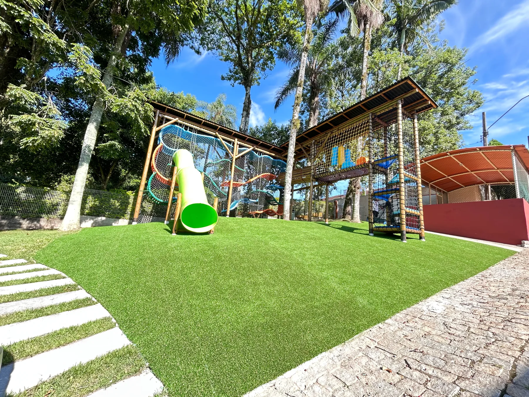 Empresa de grama sintética em Santa Catarina — Decor Gramas Instalação comercial de grama sintética no Colégio Cônsul Carlos Renaux em Brusque pela Decor Gramas