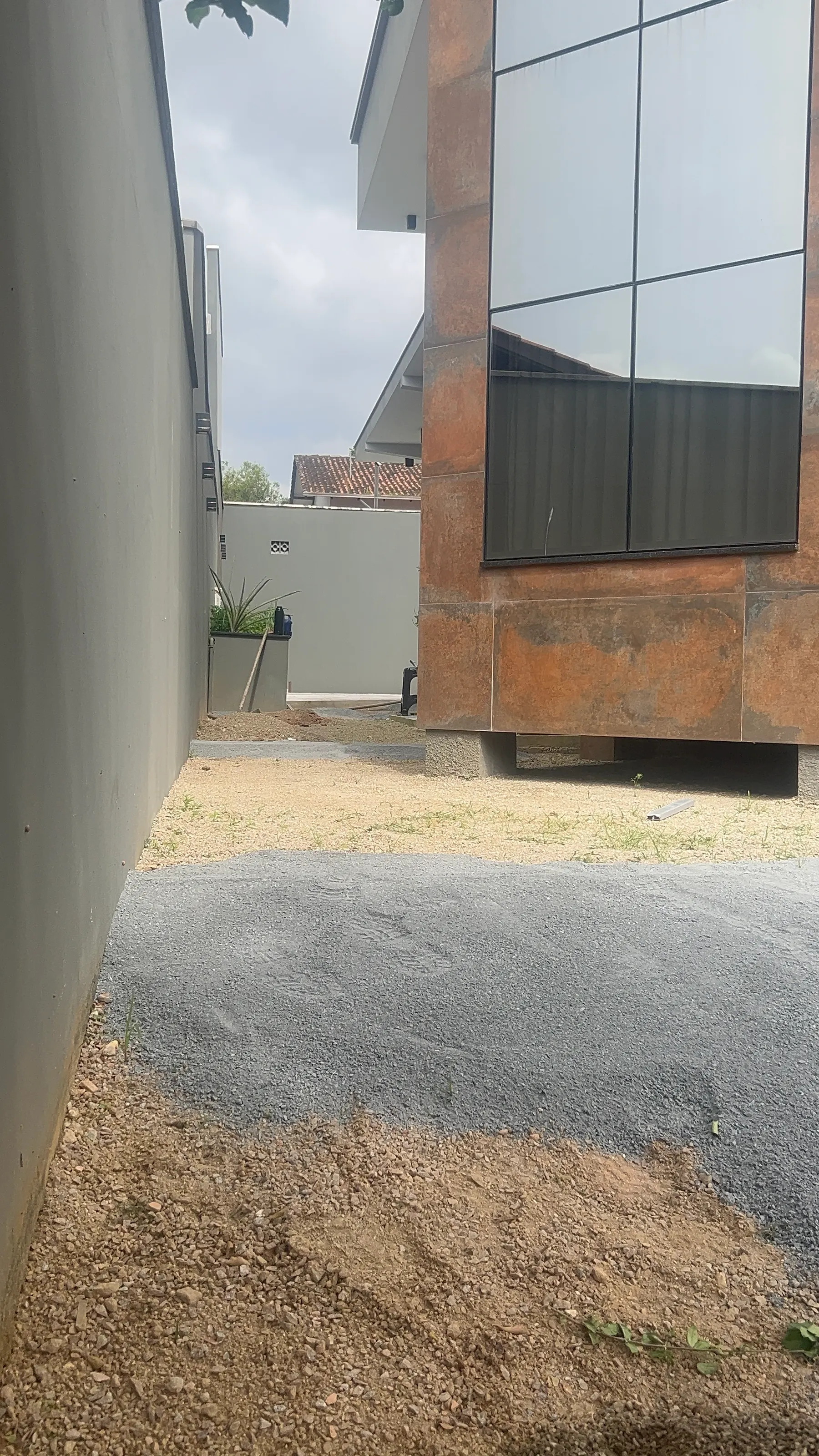Área externa residencial com grama sintética em Brusque — integrada ao espaço de convívio