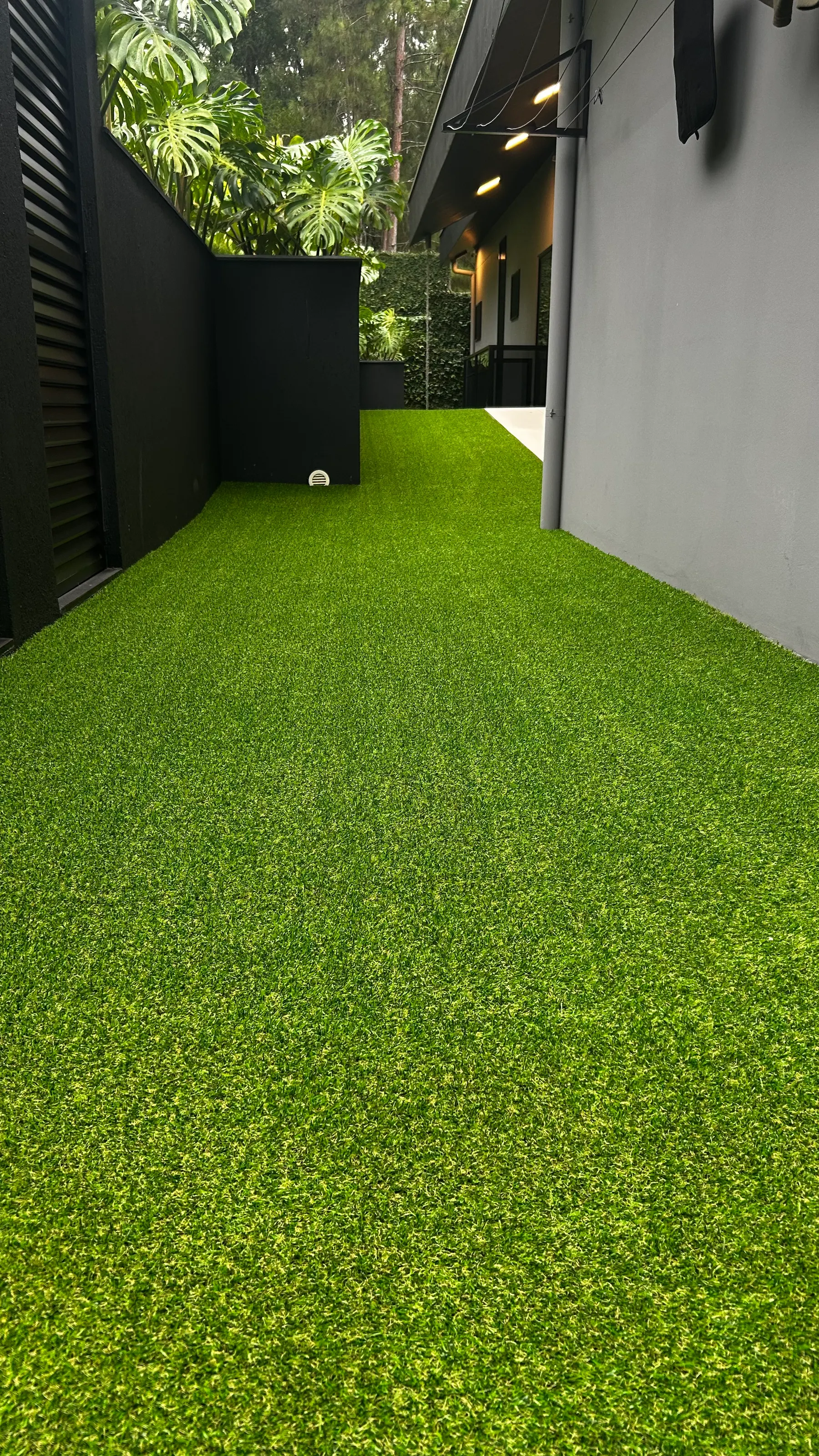 Jardim residencial com grama sintética em Pomerode, SC — projeto Decor Gramas