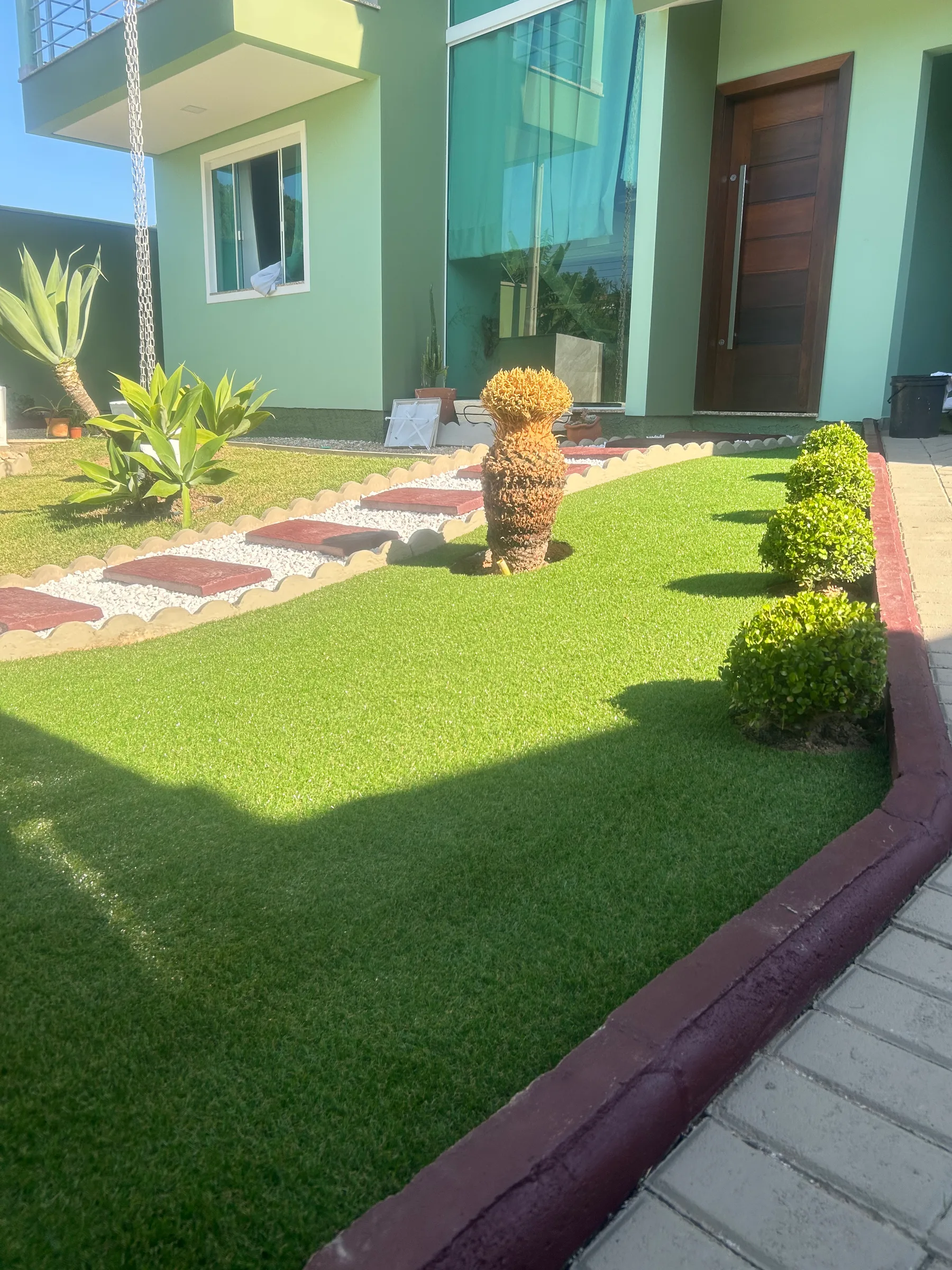 Instalação de grama sintética em Timbó — Decor Gramas Jardim residencial com grama sintética instalada pela Decor Gramas em Timbó