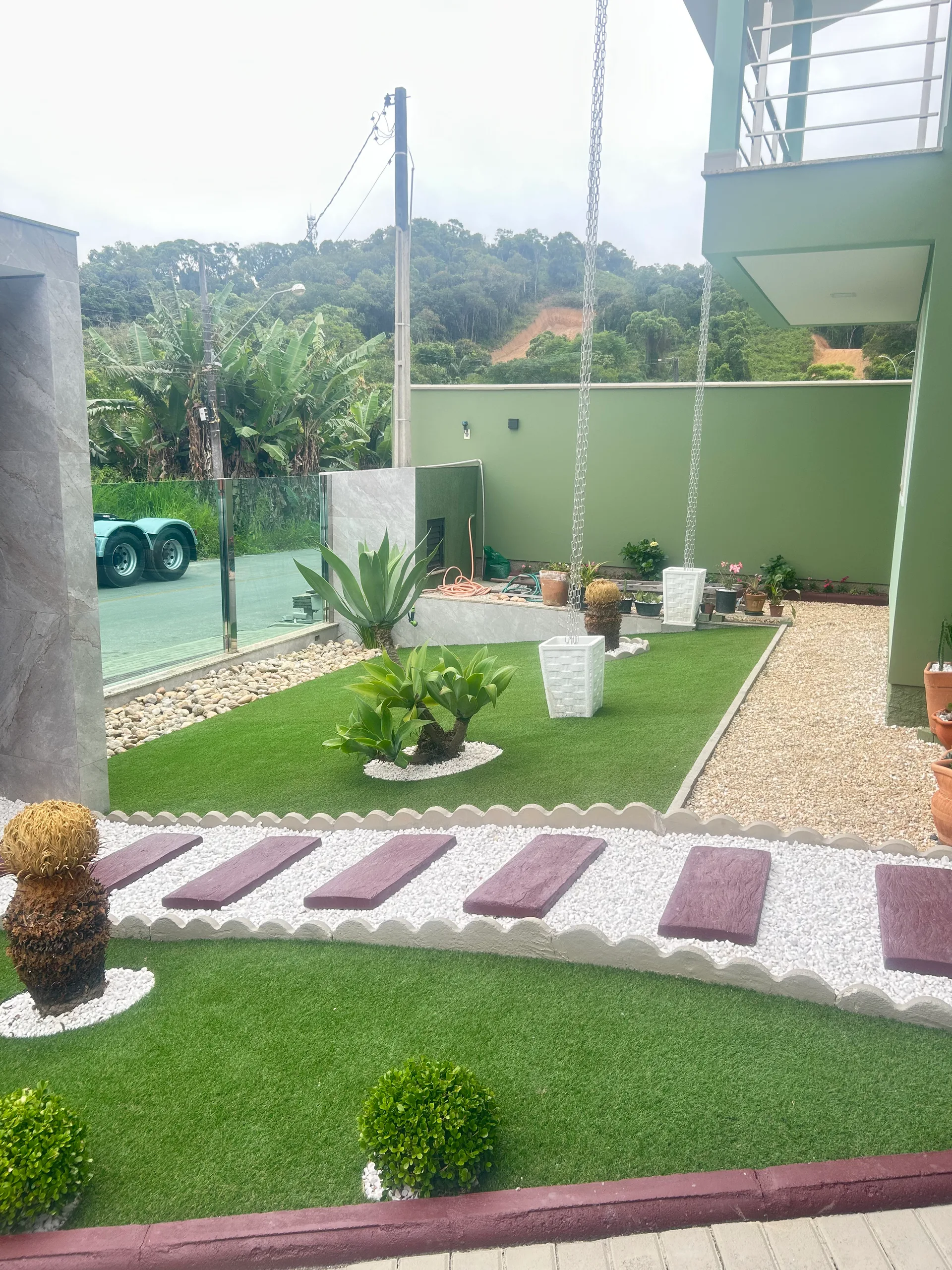 Área externa para pets com grama sintética instalada pela Decor Gramas em Brusque, SC