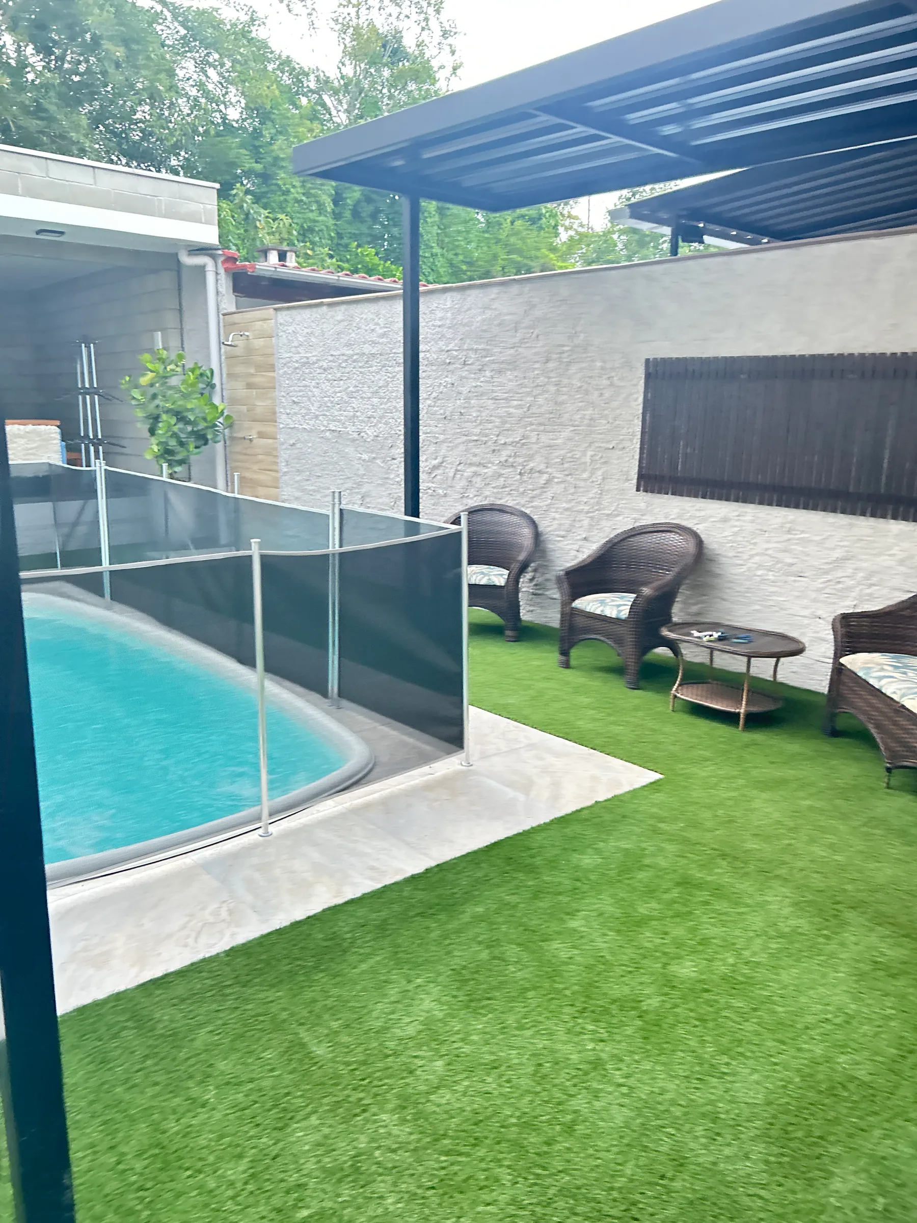 Área de piscina com grama sintética instalada pela Decor Gramas em Brusque, SC