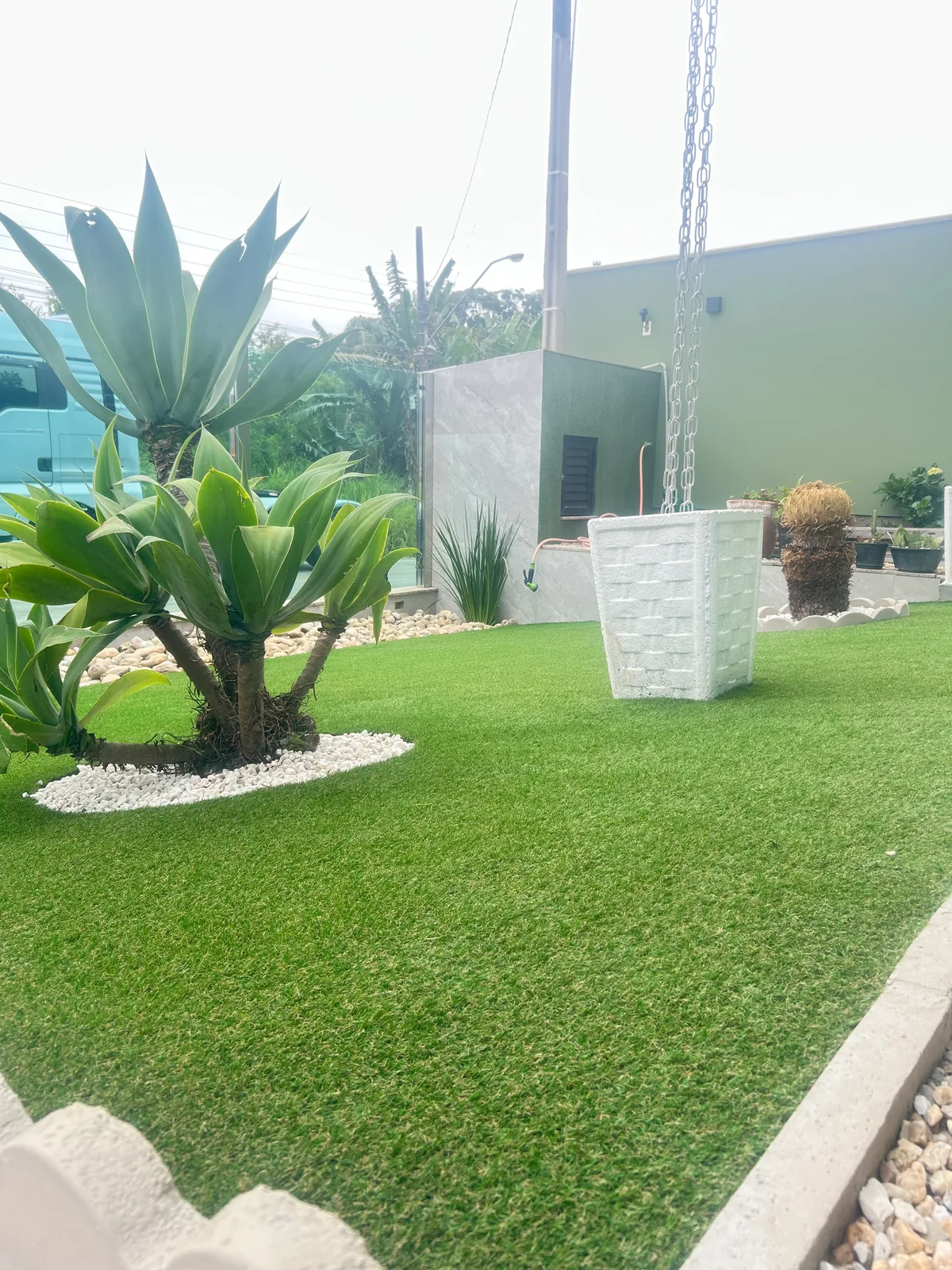 Grama sintética para jardim residencial em Blumenau Jardim residencial com grama sintética instalada pela Decor Gramas, referência para projetos em Blumenau