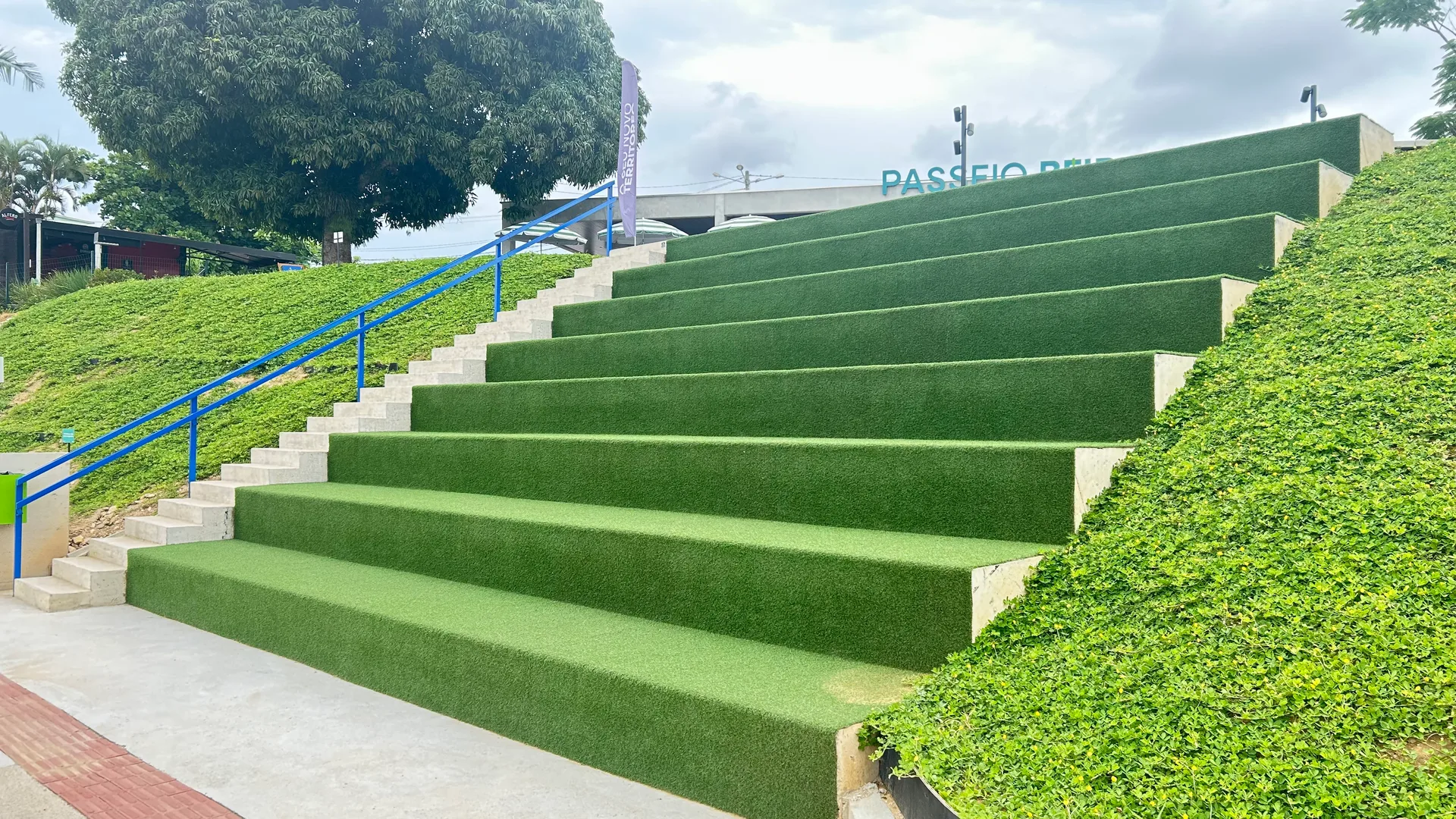 Custo de grama sintética em Brusque — Passeio Beira Rio Projeto comercial de grama sintética no Passeio Beira Rio em Brusque, executado pela Decor Gramas