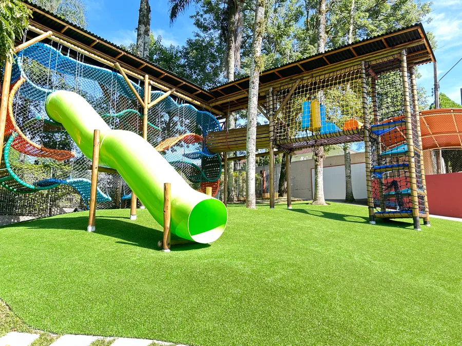 Grama sintética para áreas comuns e playgrounds em condomínios de Brusque Área de playground com grama sintética instalada pela Decor Gramas em Brusque