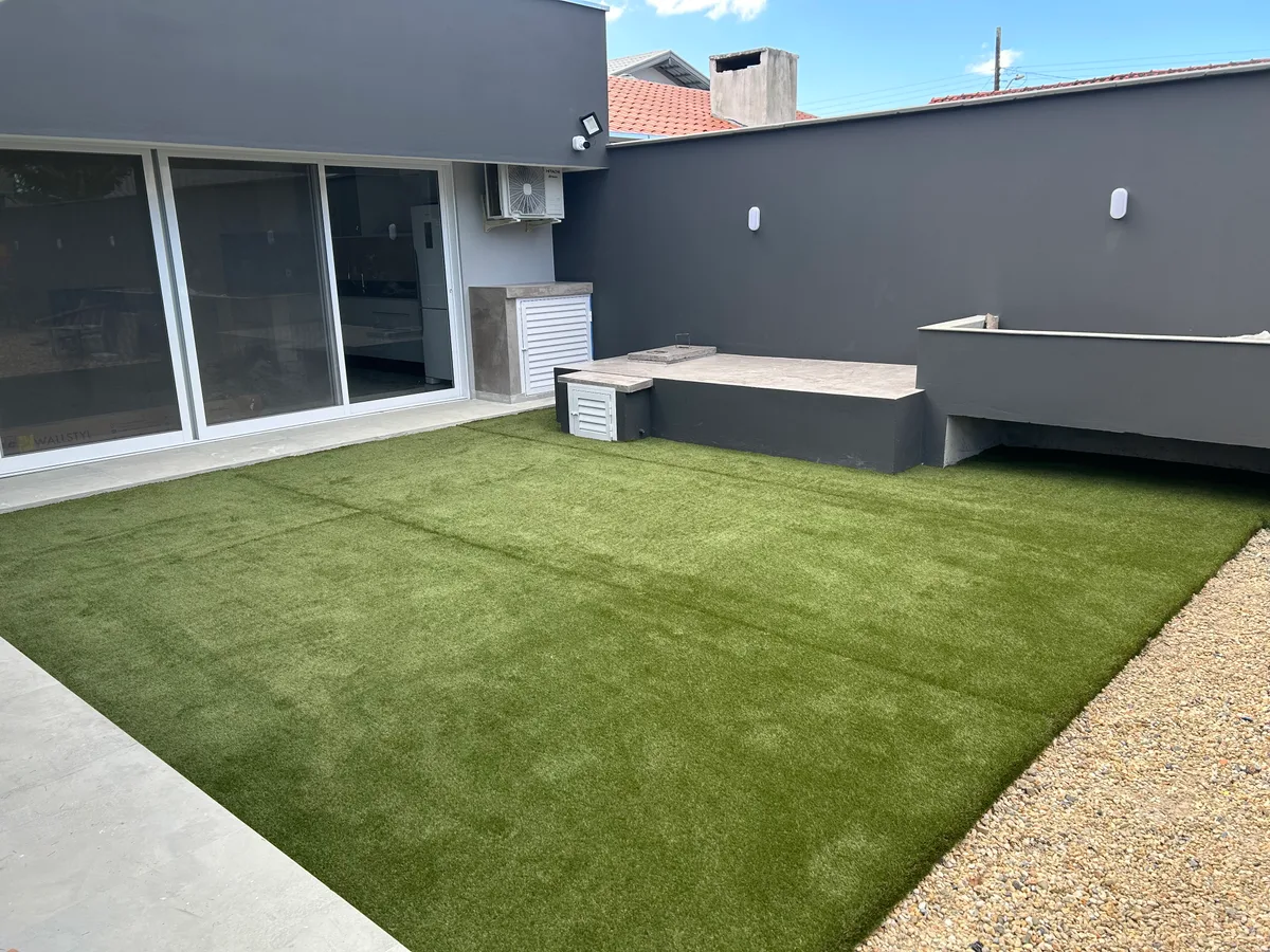 Varanda de apartamento em Balneário Camboriú com grama sintética instalada pela Decor Gramas