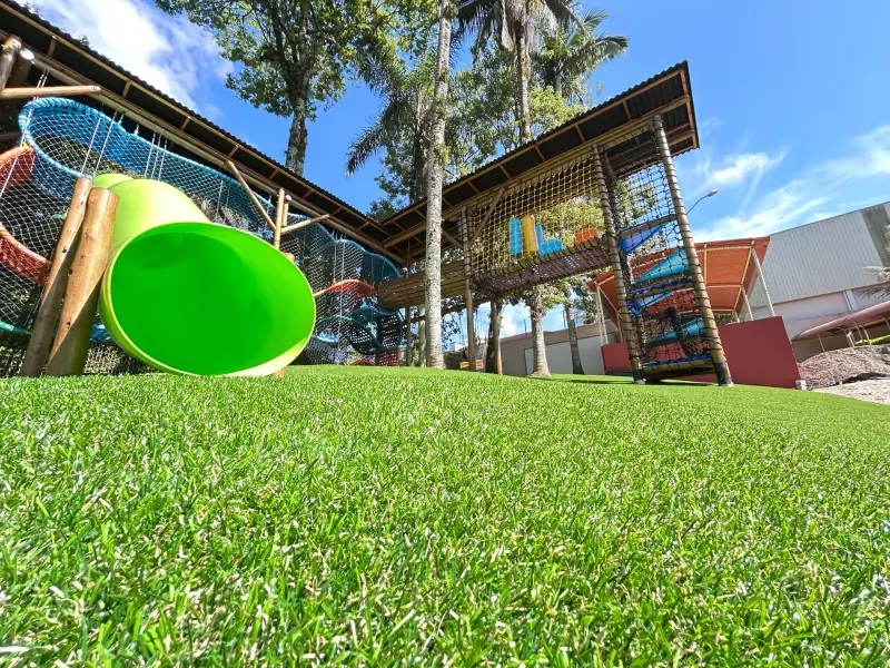 Área recreativa com grama sintética no Colégio Cônsul, em Brusque